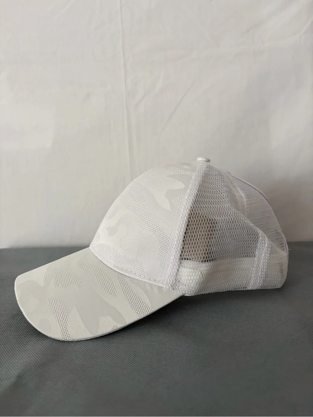Women’s Ponytail Trucker Hat White Camo Mesh Snapback New (B189)